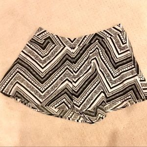 NEW Variated Chevron print shorts